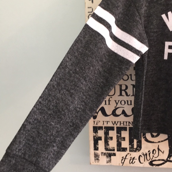 Weekend Edition Cropped Light Sweatshirt Soft - Picture 4 of 4